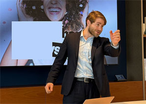 Elijah Knight - mehrsprachiger Moderator für Wirtschaft, Sport und Industrie