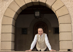 Alexander Hoffmann, the tenor who will enchant your event