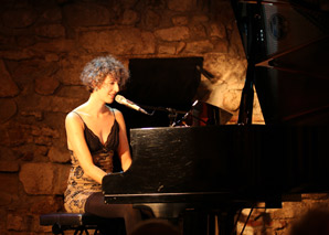 Andrea Wiget - the enchanting voice on the piano