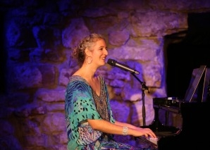 Andrea Wiget - the enchanting voice on the piano