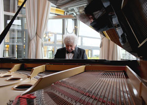 Barpianist Michael Poliak