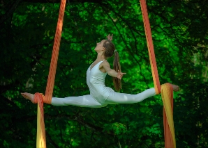 Clarissa Matter - fliegende Tänzerin am Vertikaltuch