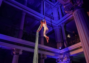 Zirkus-Akrobatik trifft auf Gitarre, Cello und Tanz