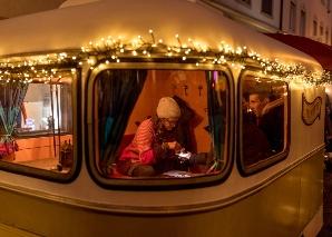 Taxi de la Vie, Live Palm Readings for Your Guests