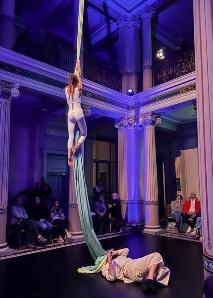 Zirkus-Akrobatik trifft auf Gitarre, Cello und Tanz