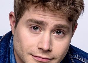 Elijah Knight - mehrsprachiger Moderator für Wirtschaft, Sport und Industrie