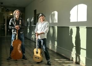 Zirkus-Akrobatik trifft auf Gitarre, Cello und Tanz