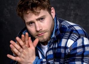 Elijah Knight - mehrsprachiger Moderator für Wirtschaft, Sport und Industrie