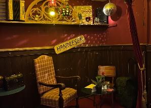 Taxi de la Vie, Live Palm Readings for Your Guests