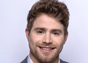 Elijah Knight - mehrsprachiger Moderator für Wirtschaft, Sport und Industrie