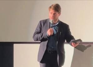 Elijah Knight - mehrsprachiger Moderator für Wirtschaft, Sport und Industrie