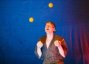 LED-Show mit dem Weltrekord-Jongleur