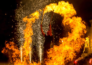 Effektvolle Feuershows mit Funkenfinale