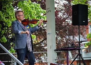 Hannes - mit Violine und Gitarre unterwegs