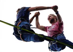 Hochseilakt auf der Slackline