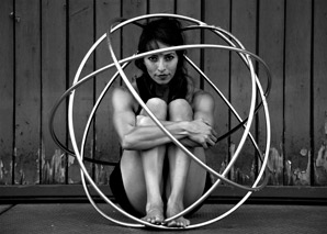 Hula-Hoop-Show - die Frau mit den Reifen