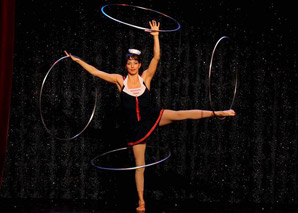 Hula-Hoop-Show - die Frau mit den Reifen