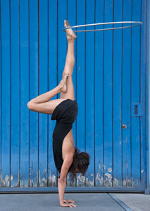 Hula-Hoop-Show - the woman with the tires