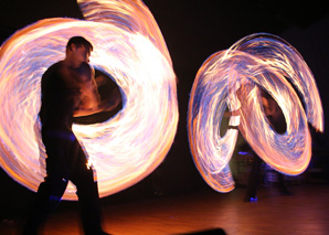 inmot!on: Yo-Yo, UV- und Feuershow