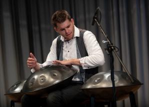 Mains De Musicien Jouant Du Tambour Handpan Dans La Scène De La Nature