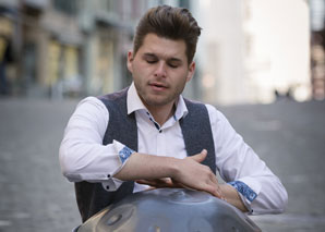 Jonas Straumann – Handpan player