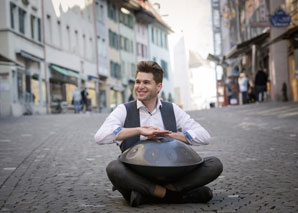 Jonas Straumann – der Handpan-Spieler