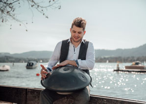 Jonas Straumann – der Handpan-Spieler