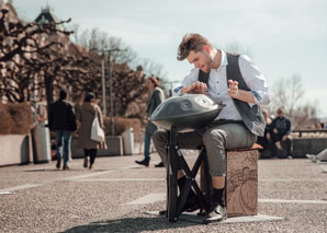 Jonas Straumann – Handpan player