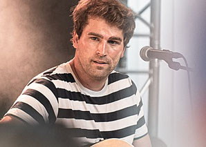 Jul Oliver - l'auteur-compositeur-interprète de rock/pop