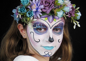 Maquillage des enfants avec des tatouages à l'aérographe et à paillettes