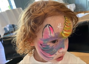 Kinderschminken und Glitzertattos