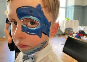 Kinderschminken und Glitzertattos