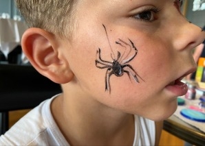 Kinderschminken und Glitzertattos