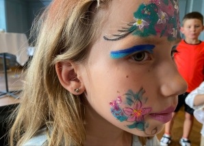 Kinderschminken und Glitzertattos