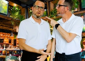 Comedy duo DIE ZWILLINGE as comical waiters