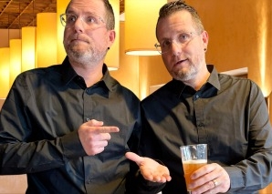 Comedy duo DIE ZWILLINGE as comical waiters