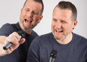 Comedy duo DIE ZWILLINGE as comical waiters