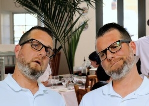 Comedy duo DIE ZWILLINGE as comical waiters