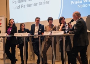 Myriam Holzner - présentatrice multilingue pour discussions et événements