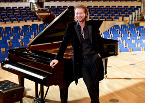 Pianist and singer Ralph Lohaus