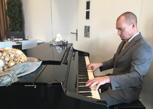 Pianist Oliver Töngi