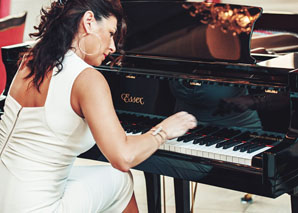 Gabriela Gini - piano and singing