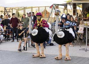 Scheppe & Boko : Men On Birds – divertissement à cheval