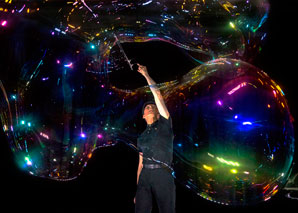 Nicky Viva – bubble art and balance acts