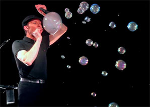 Nicky Viva – Art des bulles et numéros d'équilibre