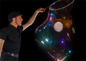 Nicky Viva – bubble art and balance acts
