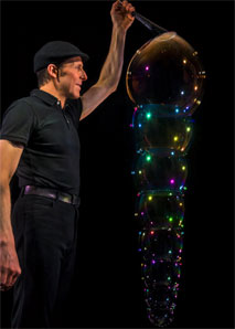 Nicky Viva – bubble art and balance acts