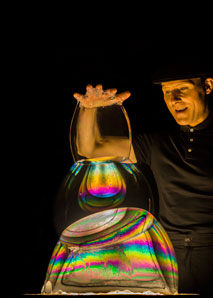 Nicky Viva – bubble art and balance acts