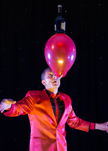 Nicky Viva – bubble art and balance acts