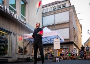 Spectacle de rue avec un jongleur